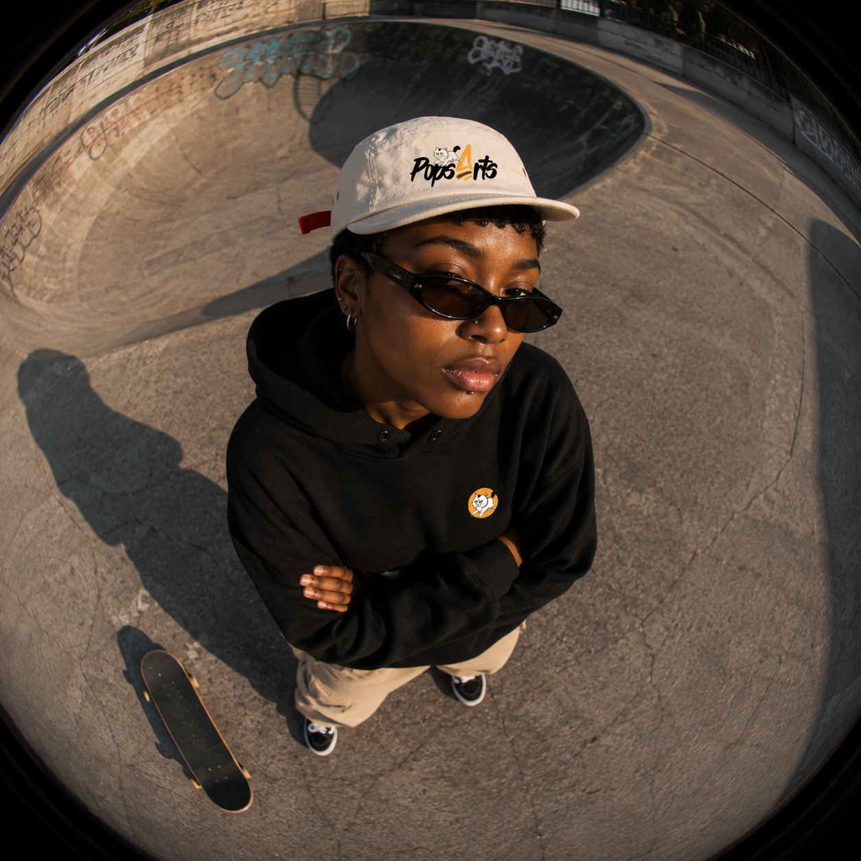 Moletom e boné PopsArts em editorial de skate