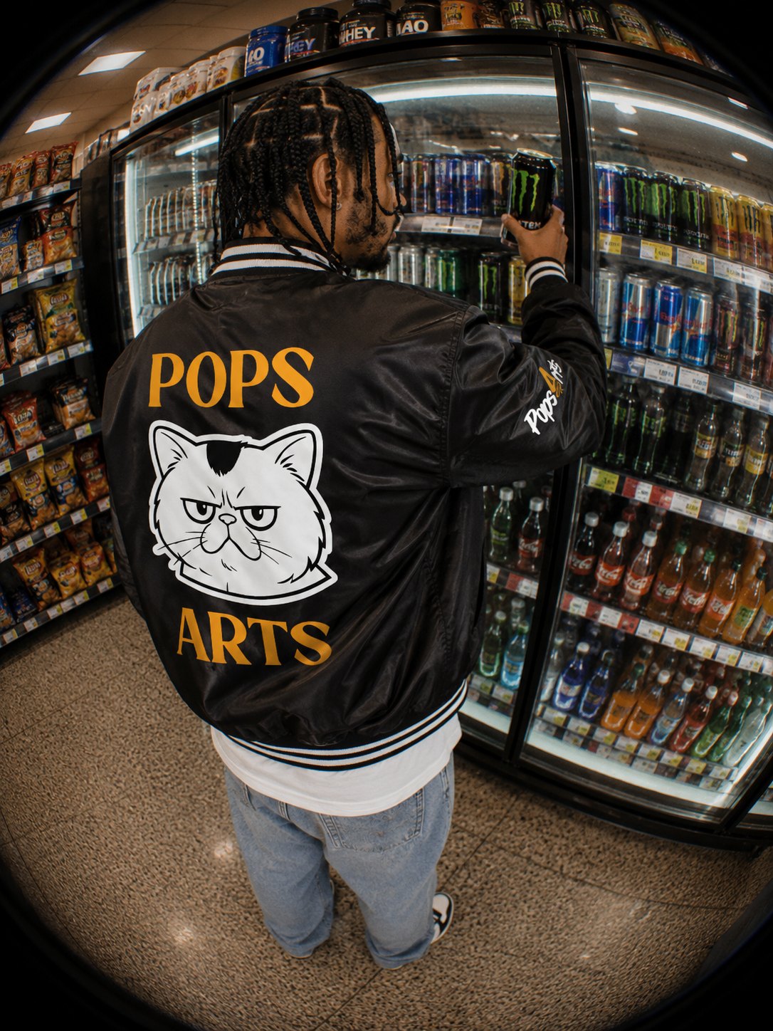 Jaqueta PopsArts com o mascote Igor em editorial urbano