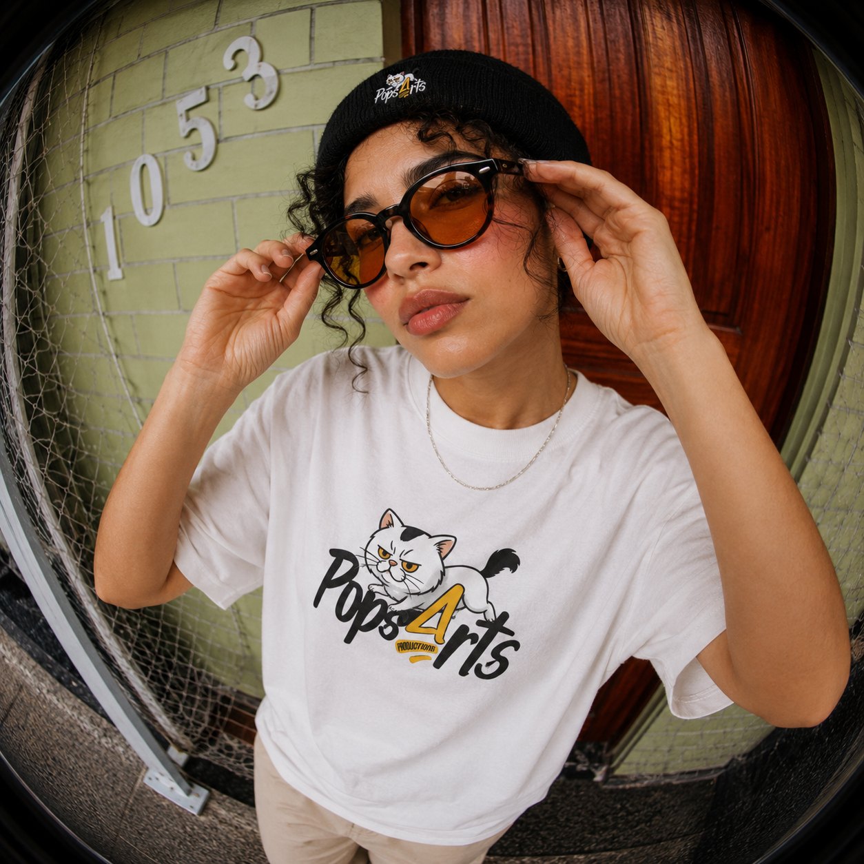 Camiseta branca e gorro PopsArts em editorial urbano